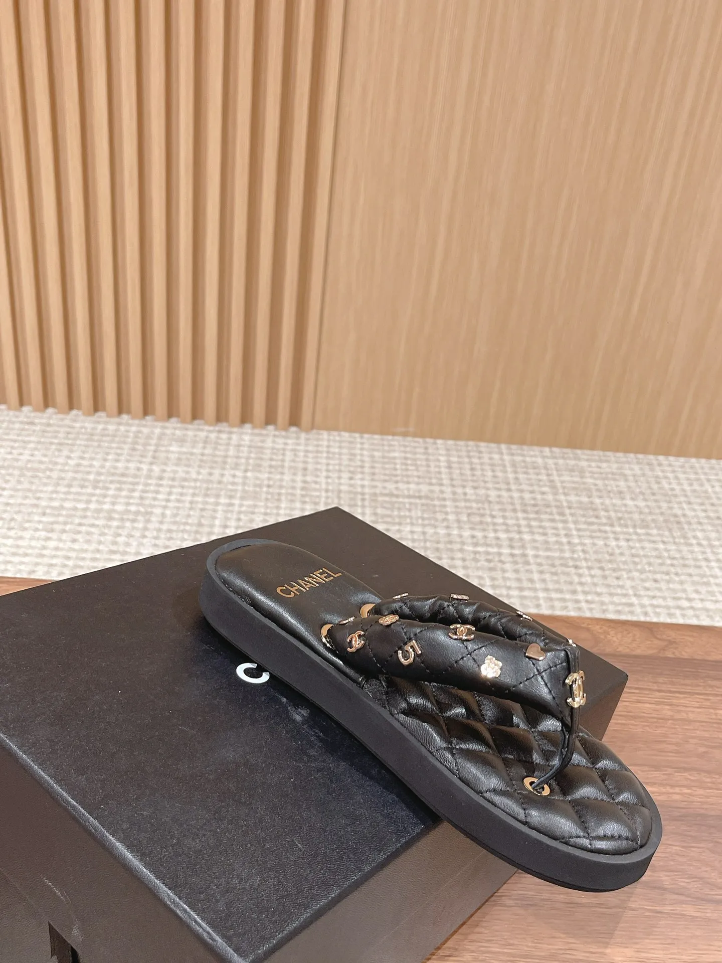 👟👟Ex-factory price 400👟👟 Women's Shoes Women's Clothing Women's Shoes Women's Clothing Women's Shoes Factory CHANEL Chanel's 2023 new early spring flip-flops, a spring must-have, goddess series, with the elegant and ladylike temperament of Xiangjia, super durable and irresistible.  Made of original imported top-grade sheepskin material, original molded hardware buckle #electric embroidery. The midsole is wrapped with imported sheepskin, which is soft and comfortable. Original molded lightweight and wear-resistant velvet outsole Size: 35-40M